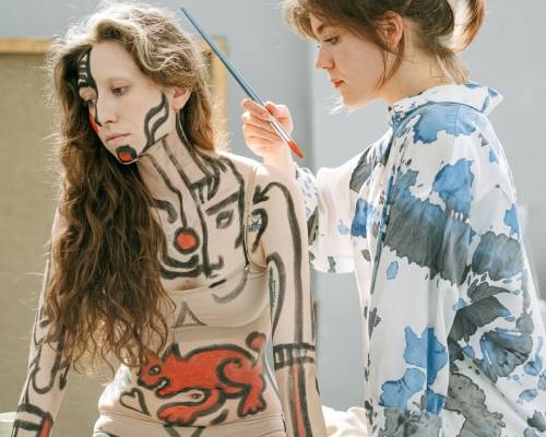 Twee vrouwen doen aan bodypainting