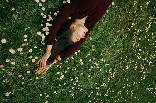Vrouw slaapt op gras