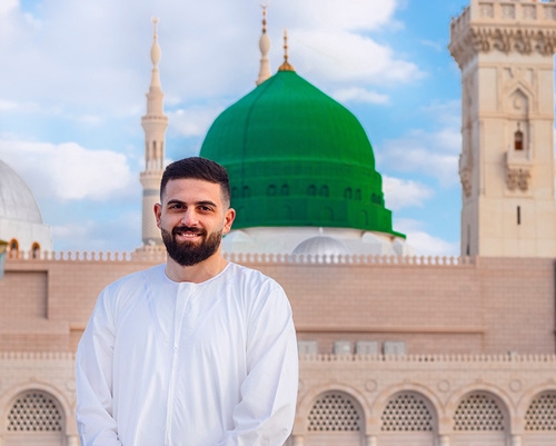 arabische man voor moskee