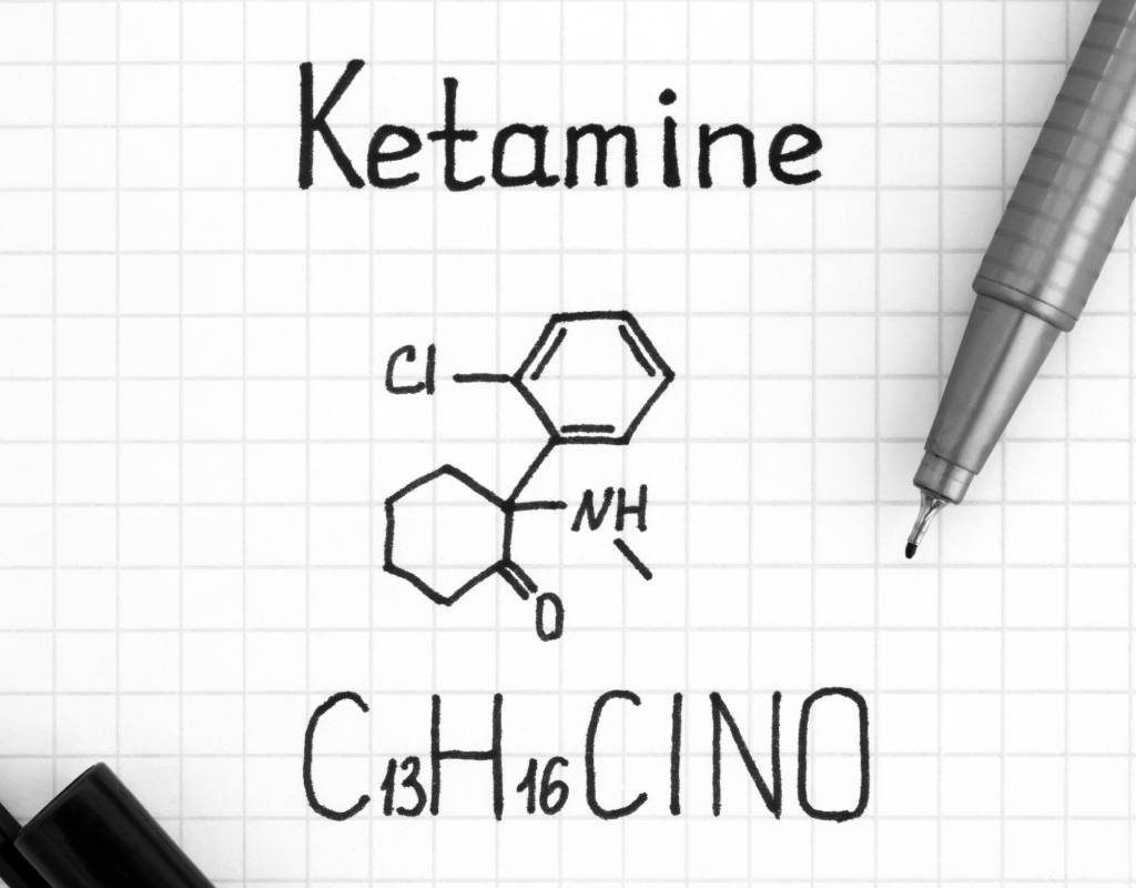 ketamine heeft de scheikundige naam C13H16ClNO
